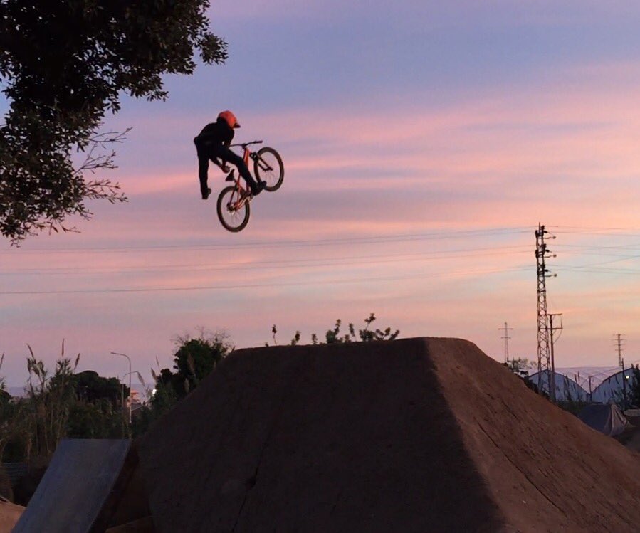 oscarmedinamtb's tweet photo. Cannonball Bluetooth #eurotrip2015 #livetoride @lapomabikepark @zenithbicycles @cascosNaranjasX @lvloStudio @zettz_ https://t.co/7TWohOu5cU