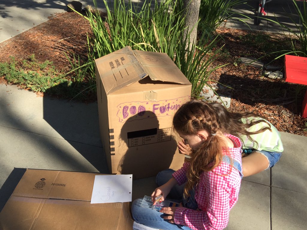 Syfifthgrade's tweet photo. Sycamore 5th grade celebrates Halloween with #cainesarcade https://t.co/8Zy7uuhL7O