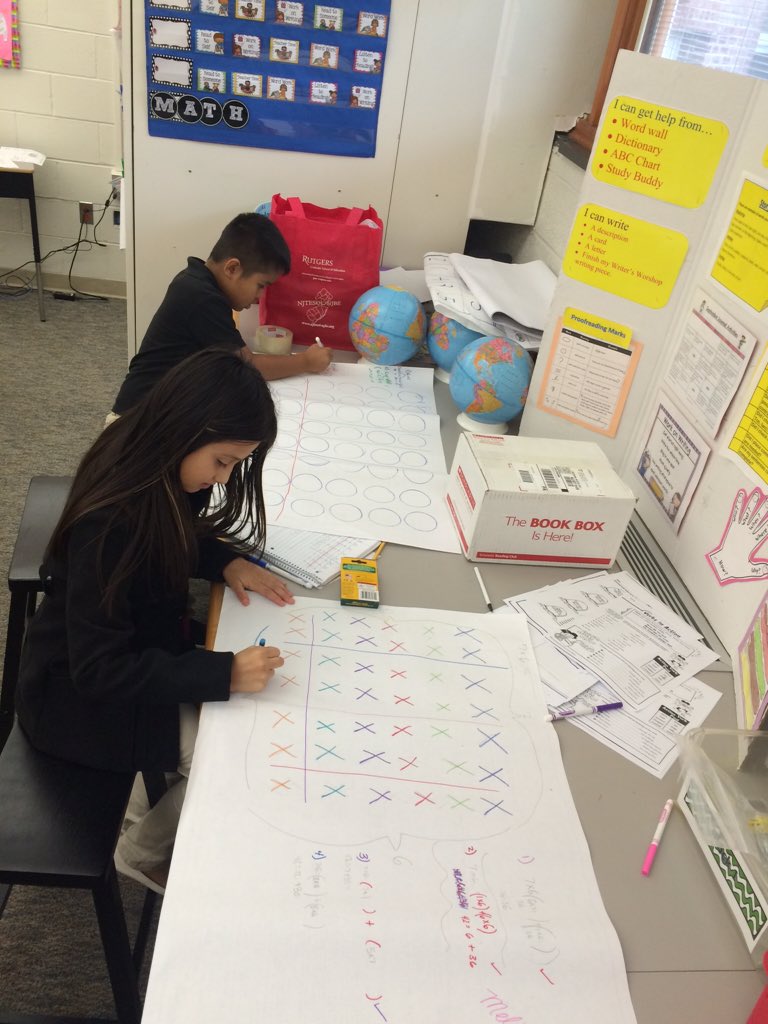 MrsCarlaDecker's tweet photo. #hoorayarray 4th gr math breaking it down #building on prior knowledge @pamela_brett TY!! https://t.co/aBbYbfIURF