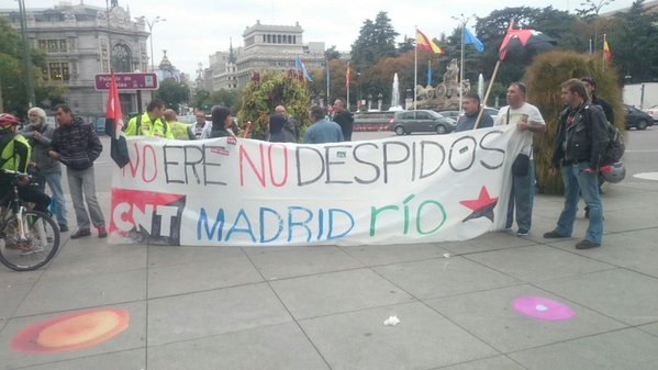 CNTRIVAMADRID's tweet photo. Jardineros de #MadridRío defendiendo el parque y su trabajo frente a @GRUPORAGA_SA 

@AhoraMadrid @MADRID ¿solución? https://t.co/iRX8tsWsW7