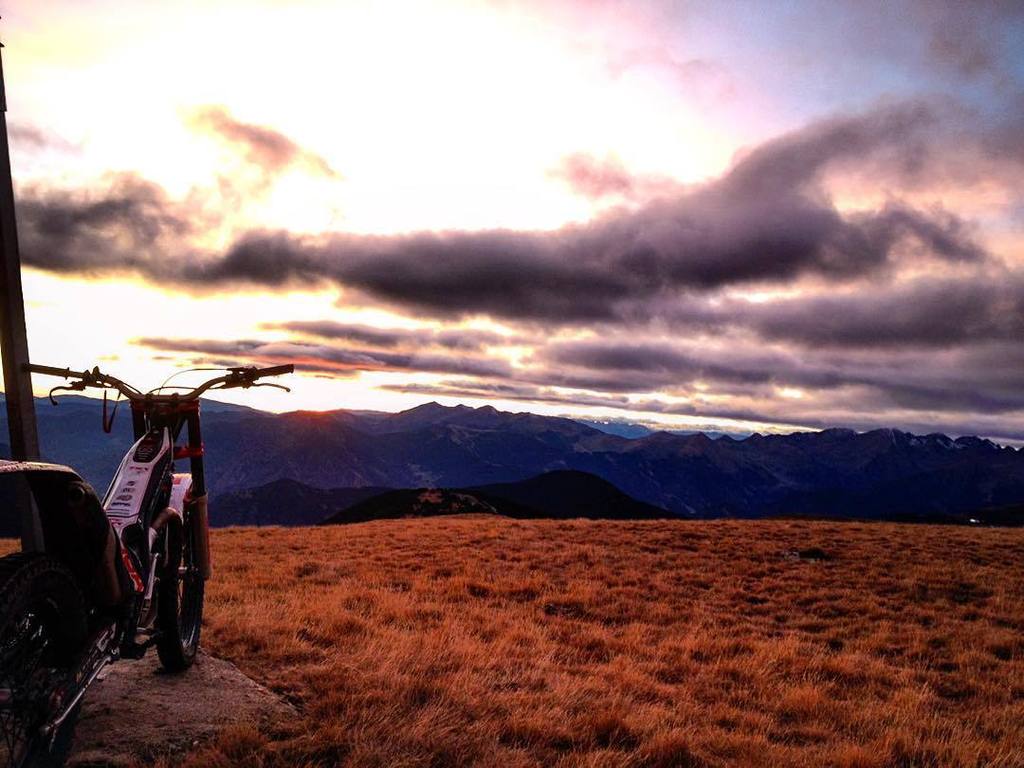 SoldeuFocus's tweet photo. Postes de sol desde Llosada..😍 #postadesol #llosada #grandvalira #eltarter #cota2500 #tart… https://t.co/l4Bbijv3gM https://t.co/EEk8qSgAdk