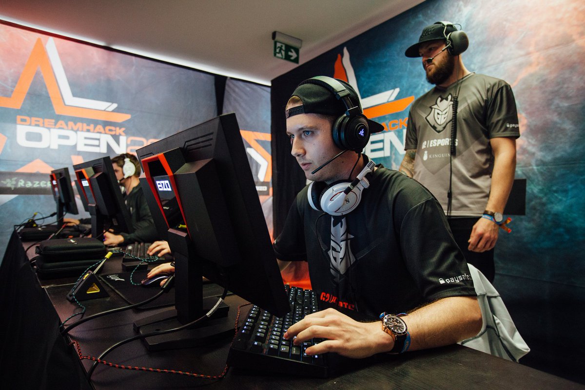 DreamHack's tweet photo. For our second quarter-final spot it's @FollowG2esports vs. @TeamSoloMid. https://t.co/E6jn5hu0Vb #DHCJ15 #DHOpen https://t.co/mqqXKGLuln