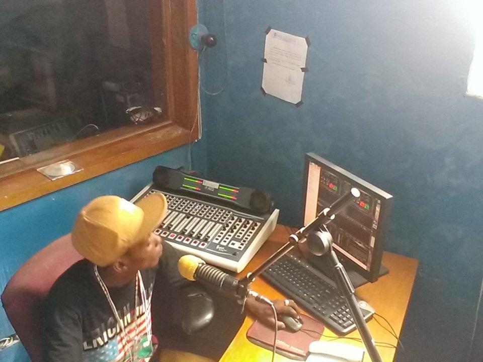 LakayAnNou's tweet photo. Live nan SATIFACTION HIP HOP @Janeltraka sou BEVAL FM 97.1 ansam ak @aza111 pou prezantasyon album ENCRE DE SANG https://t.co/8z5IkxfhFf