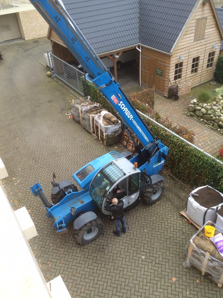 schreurhoogwerk's tweet image. Groen dak aanleggen, dat gaat gemakkelijk met onze verreiker. 
Hoveniers bedrijf Martijn Bult dank voor de foto.