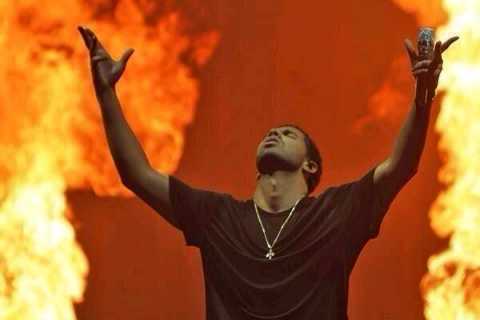 ManNdzuzo's tweet photo. Hotline bling Drake https://t.co/m6KxeG3dqO