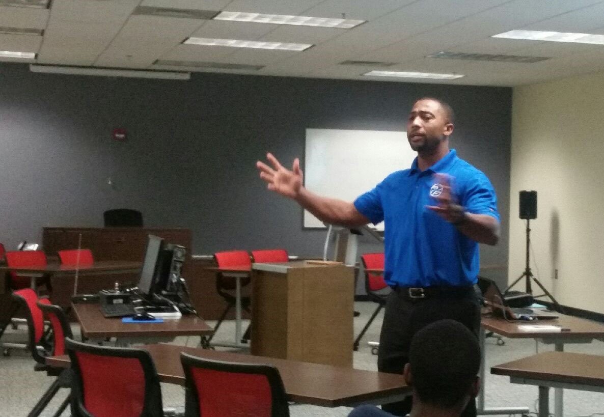 JeffCoDefender's tweet image. Delane Knight, author of of Every High School Student's Guide to Success, speaking to the CLO Leadership Academy!