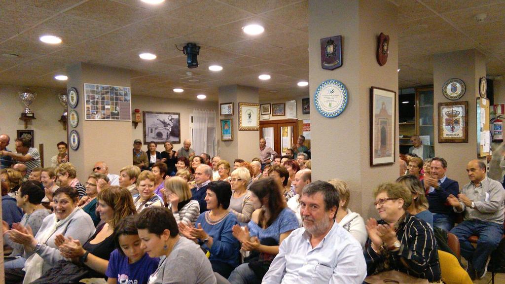 BAGERAelkartea's tweet photo. Intxaurrondoko Centro Extremeñoa beteta bertso saioan @maia_jon eta  Amaia Agirrerekin @PlazaraGoaz @DSSAniztasuna https://t.co/lYyrvtiTYQ