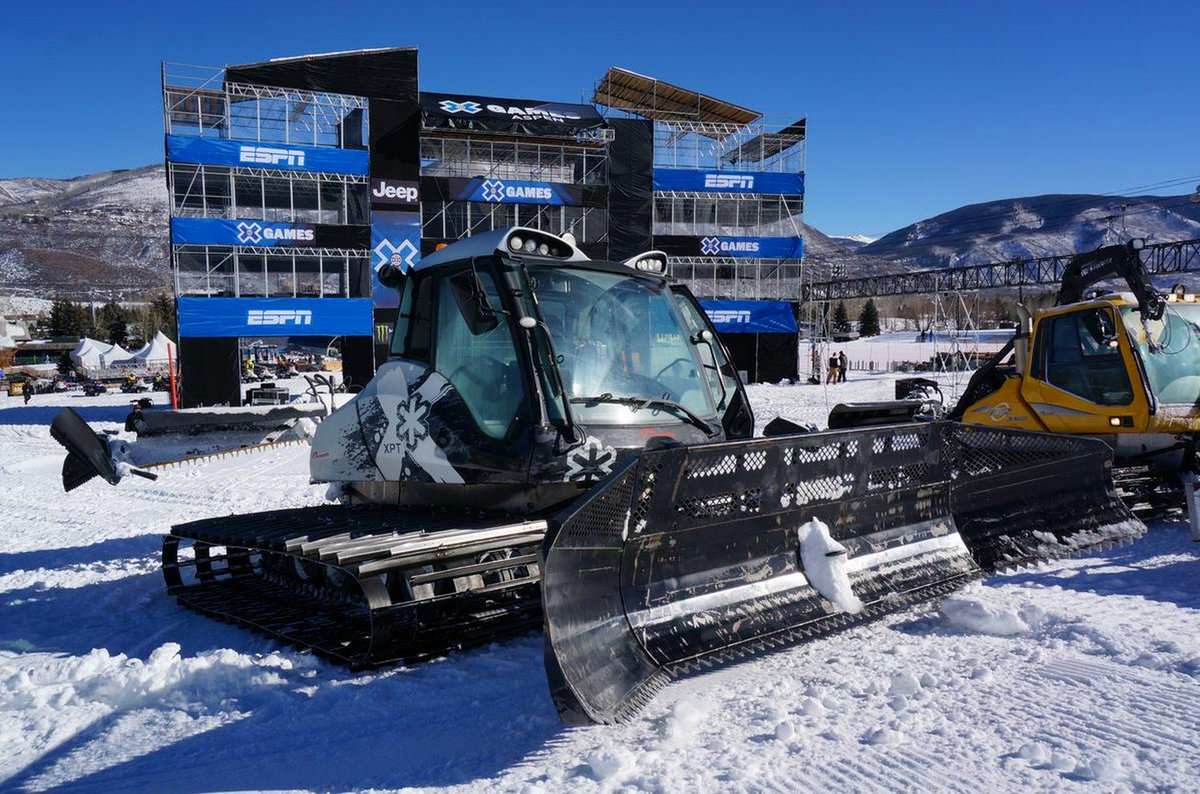 Our favorite kind of cats push snow! #NationalCatDay
