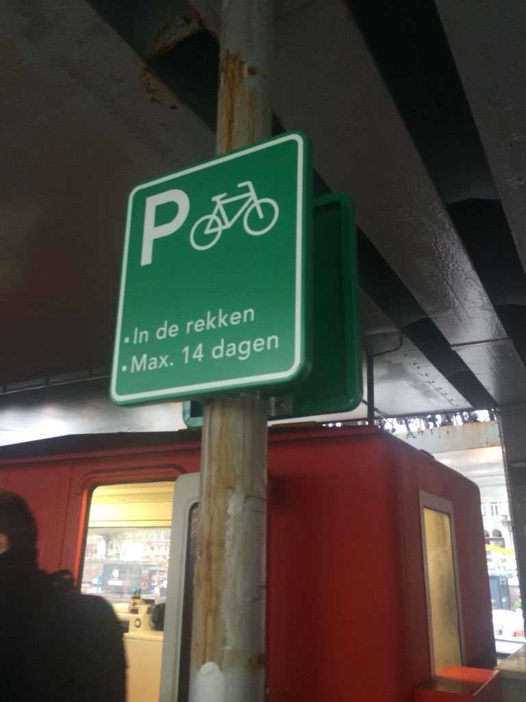 FietsAmsterdam's tweet photo. De bordjes zijn best duidelijk vinden we zelf. #dagelijksritueel #fietsflat https://t.co/KUHKQCDsyq