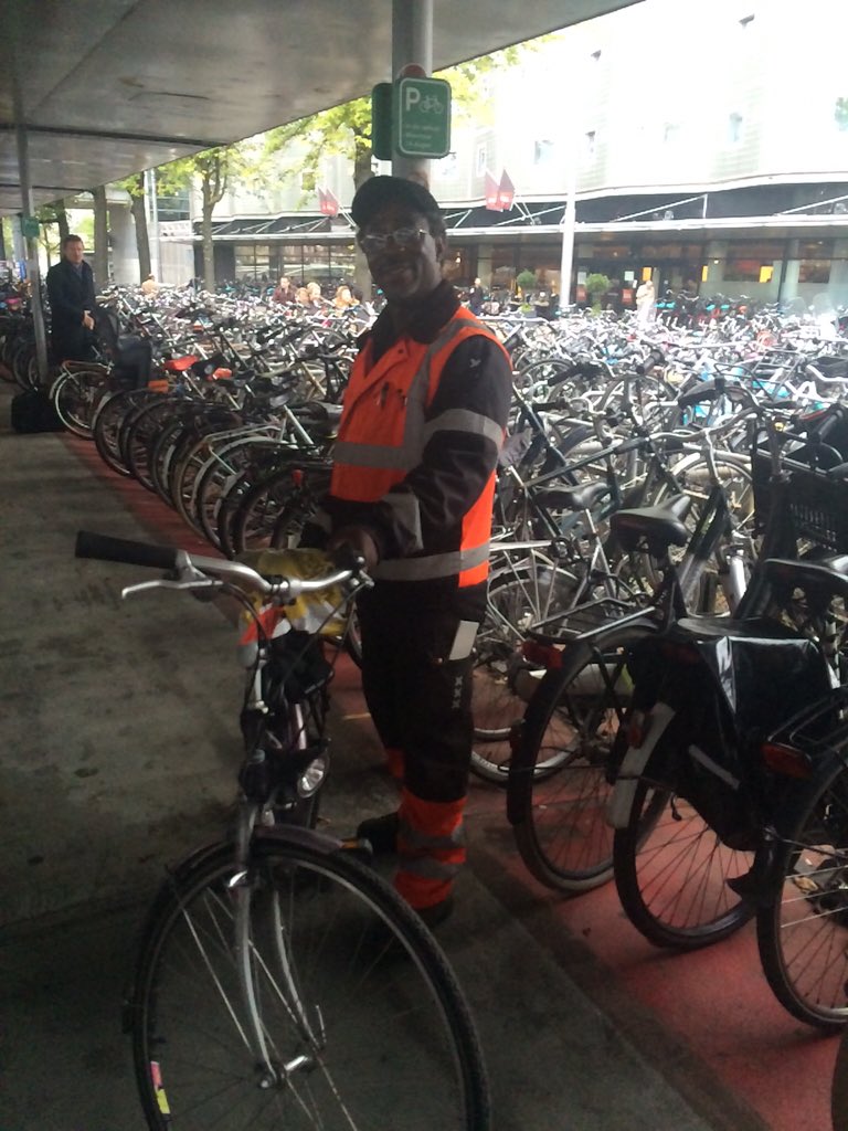 FietsAmsterdam's tweet photo. De bordjes zijn best duidelijk vinden we zelf. #dagelijksritueel #fietsflat https://t.co/KUHKQCDsyq