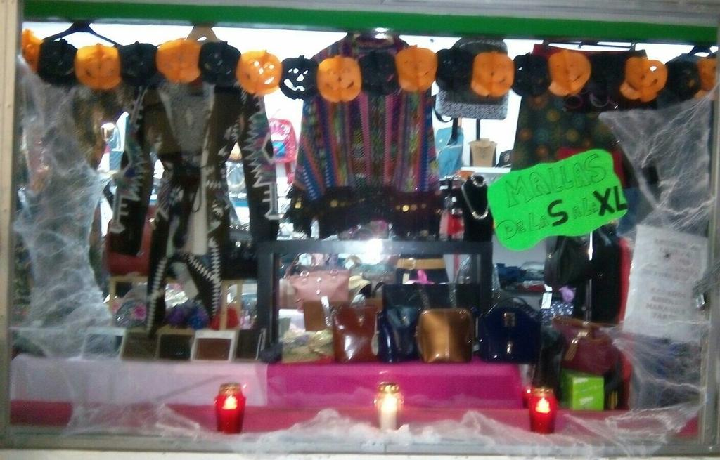 rumbacomple's tweet photo. Mi escaparate decorado #Halloween #escaparate #decoracion https://t.co/hyZxhTzNpA