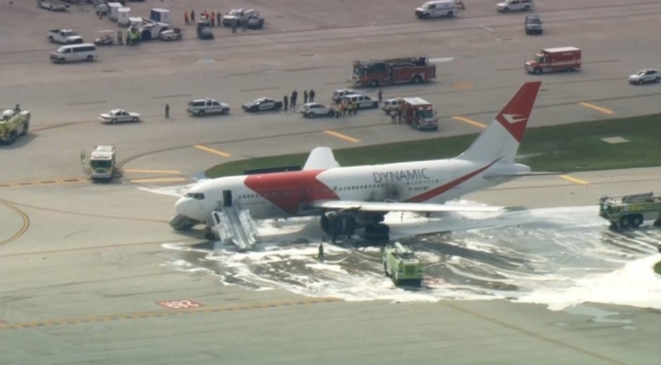 globovision's tweet photo. Controlan incendio de avión de Dynamic Airways https://t.co/DvPsQ3Vdlp https://t.co/5LofHMXtCb