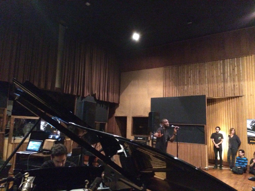 piasfrance's tweet photo. Surprise ! @AbdAlMalikMusic est là ! #JsuisEnStudio https://t.co/zrfhMhvP19