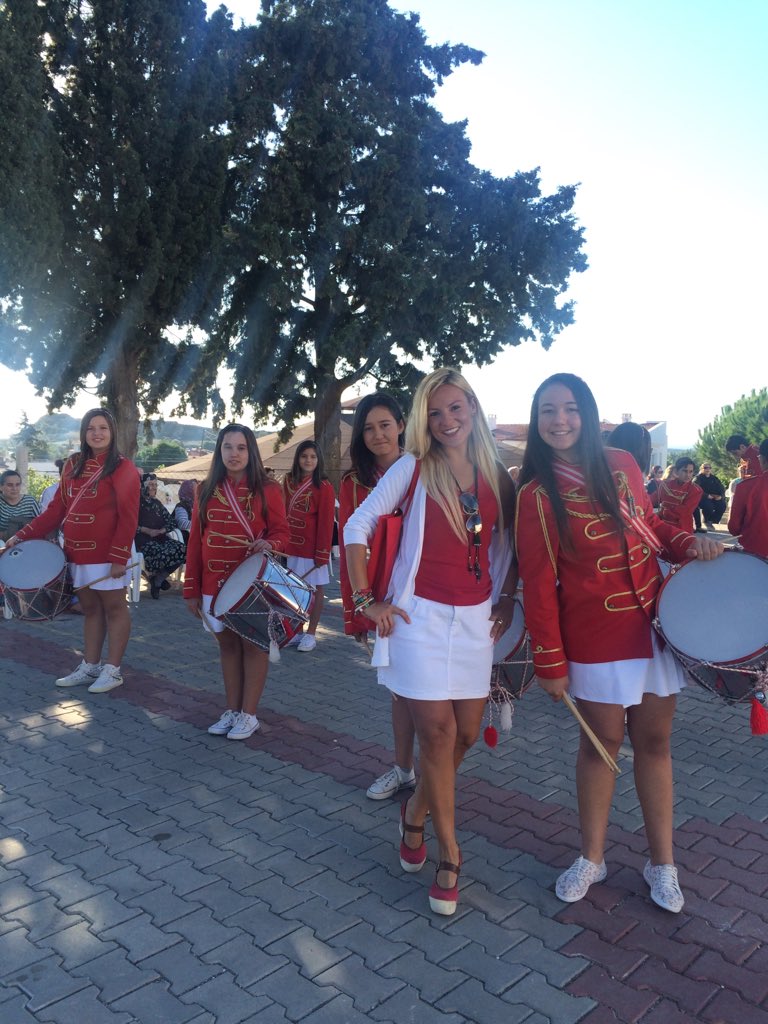 Cumhuriyetimize sahip çıkmak için hepimizin duyarlı olmaya ihtiyacı var !
İyi Bayramlar 
Ne Mutlu Türk'üm diyene ...
