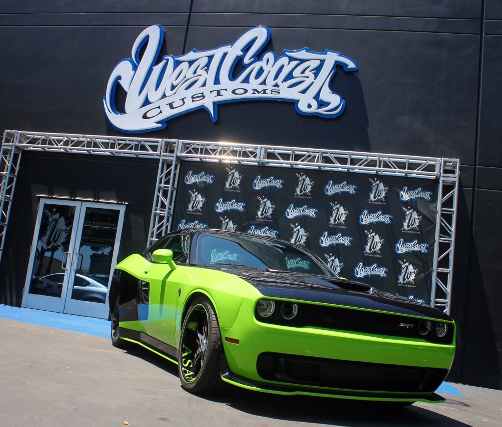 West coast customs гараж. кастомс. West coast customs тачки. вест кост кастомс логотип. West coast customs в россии.