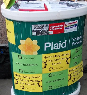 SeanLlanelli's tweet photo. @PlaidLlanelli: Lots of responses for @HelenMaryCymru survey in Llanelli Town Centre. #HelensBack @Plaid_Cymru https://t.co/FFkpoXgUJR