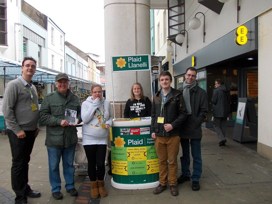 SeanLlanelli's tweet photo. @PlaidLlanelli: Lots of responses for @HelenMaryCymru survey in Llanelli Town Centre. #HelensBack @Plaid_Cymru https://t.co/FFkpoXgUJR