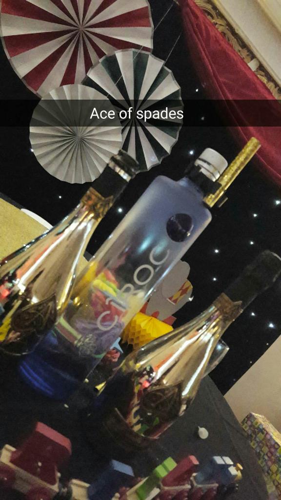 huggymilano's tweet photo. @paulySadhra Grand Entrance Tho ๐ #AceOfSpades #Vegas #AmanHayer #EntourageVIP
@AmanHayer1 #AngrezAli @GavSadhra https://t.co/Xw92G9eTci