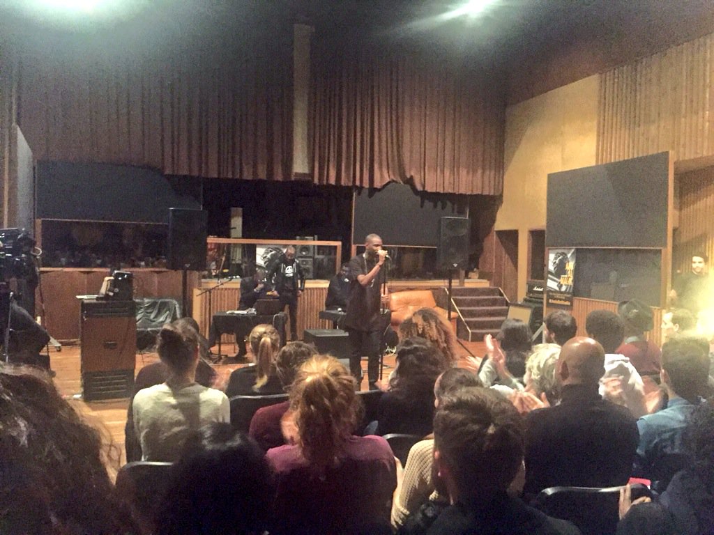 VillaSchweppes's tweet photo. Attention maximale quand @AbdAlMalikMusic est au micro #JsuisEnStudio https://t.co/SZQZXA7xXT