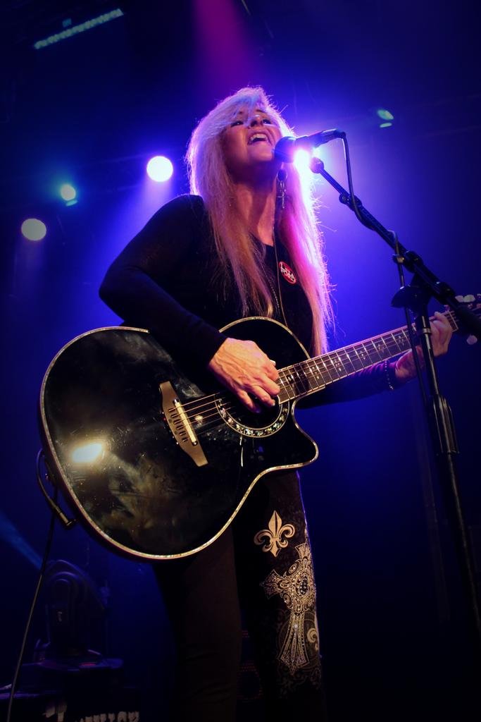 Jade_Umbrella's tweet photo. #tbt to @litaford rocking the stage at #CUREROCKS! 🎤🎸 https://t.co/jTPCajtlBx