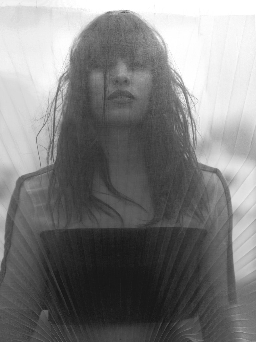 premiere: hear the elegantly melancholy new EP from Amsterdam's <a href="/SofieWinterson/">Sofie Winterson</a> #dreampop gorillavsbear.net/2015/10/29/pre…