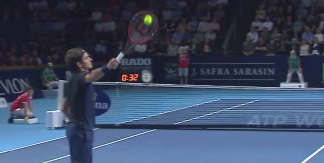 lequipe's tweet photo. Roger Federer et la raquette qui colle https://t.co/3EBWiv6ntv https://t.co/KrGdDDU0Lj