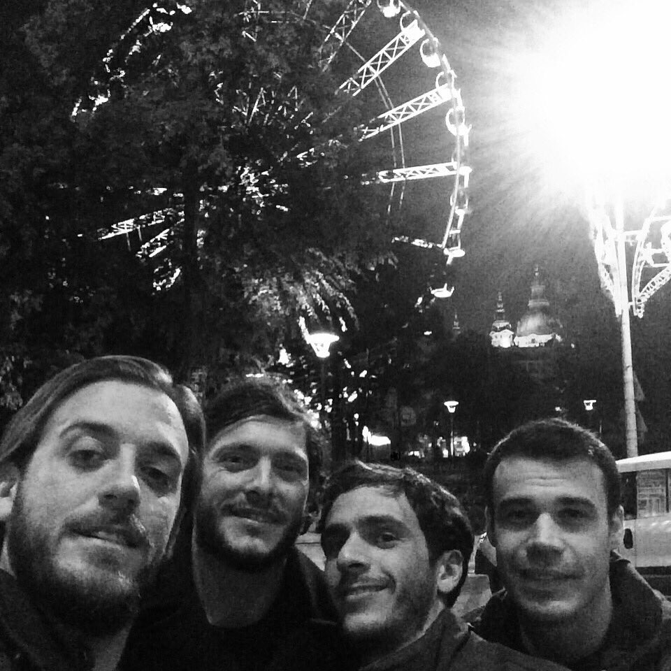 aldomontano0586's tweet photo. Budapest nella vita c'è chi sale c'è chi scende ... Bisogna solo capire chi sale e chi scende https://t.co/lE3BKX4WxD