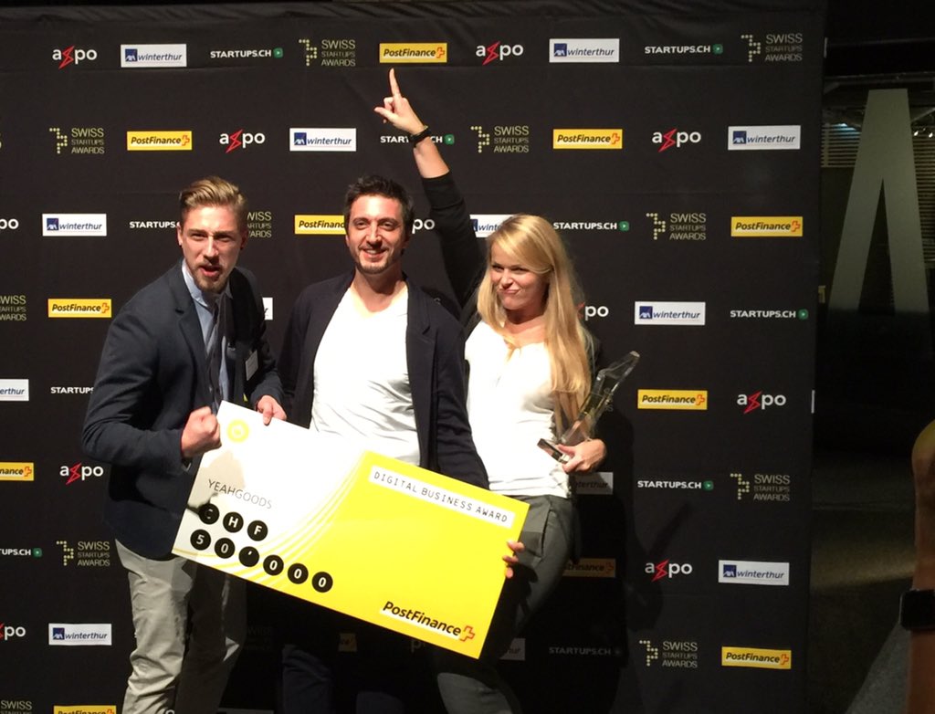 PostFinance's tweet photo. So sehen Gewinner aus :) #DigitalBusinessAward #SSA2015 @YeahgoodsCom @INZUG @TanjaHoehn https://t.co/tDhIX3TS73