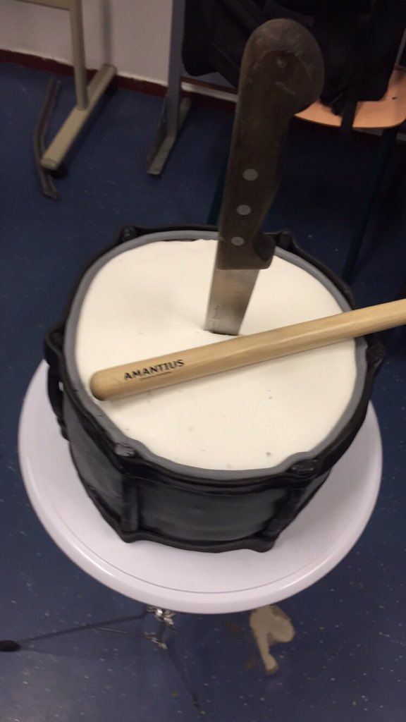 Onze snare sectie <a href="/AmantiusDB/">Drumfanfare Amantius</a> heeft wat te vieren :-). Wat een gave taart!! Van harte Joyce, Peer en Anthony