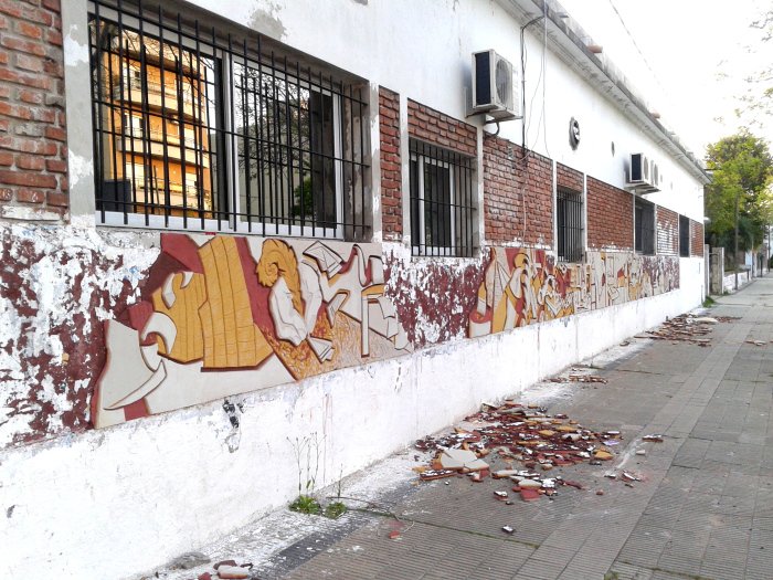 YiraenLP's tweet photo. Obra de #arte de alumnos de @fbaunlp , víctima de #vandalismo calle 19 y 46 #LaPlata/ Mira: https://t.co/SNHS4HsHOM https://t.co/Q4lLmpYyKl