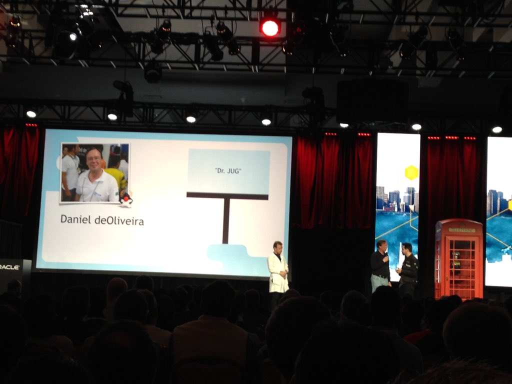 ameliaeiras's tweet image. #JavaOne2015 with @danieldfjug 😋