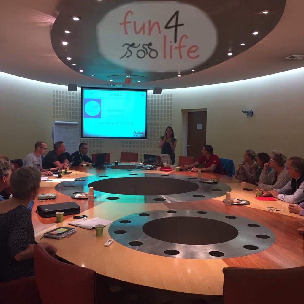 Team Fun 4 Life om de tafel voor de 2e vergadering dit Roparun jaar!📝 #Roparun #stichtingroparun #roparunteam57