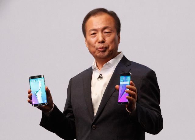ForbesTech's tweet image. At this point, there&apos;s an argument to be made that Galaxy phones are holding Samsung back: onforb.es/1HeyMJk