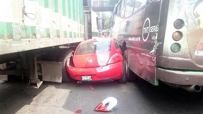 Choque múltiple en Periférico Sur - CSgujboWIAAcYC2