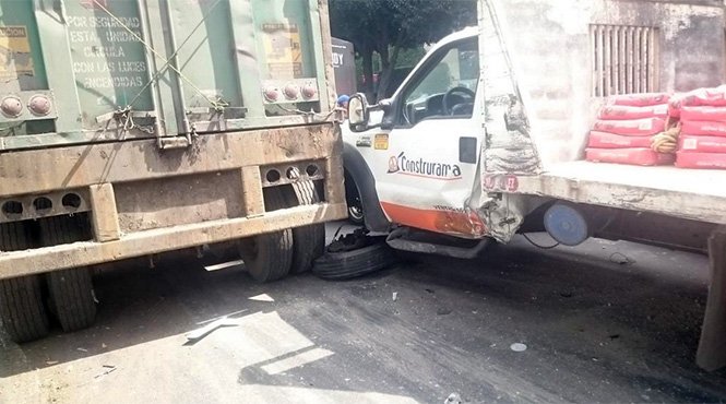 Choque múltiple en Periférico Sur - CSgujchXIAAb-z_