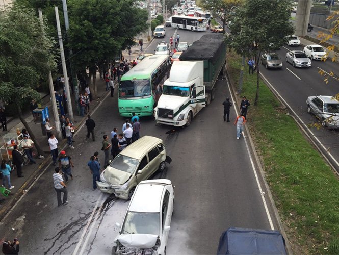 Choque múltiple en Periférico Sur - CSgujjcXAAAERek