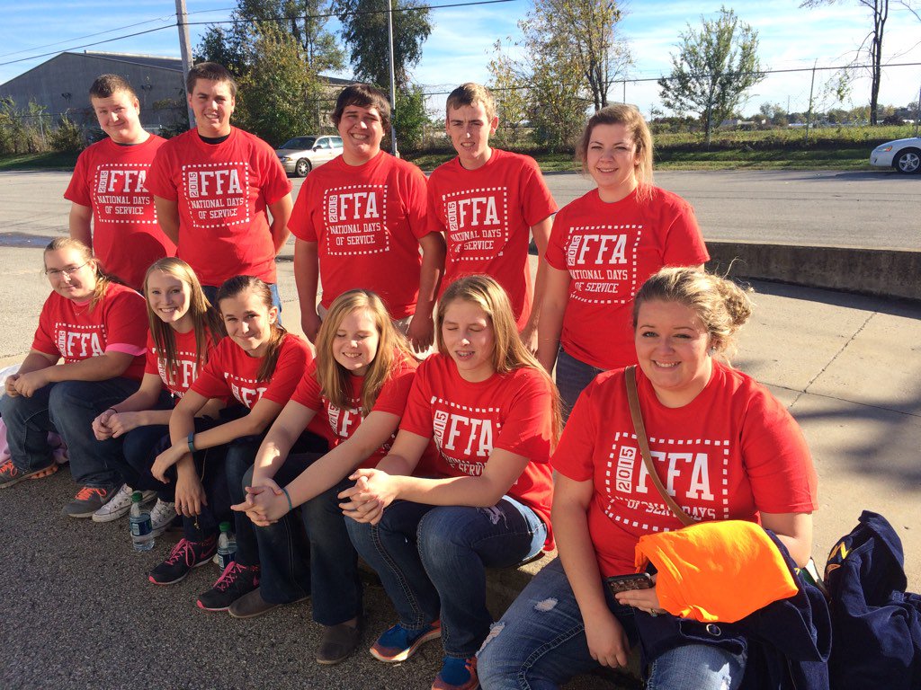 seymourowlsffa's tweet photo. Community service day at FFA national convention. #LivingToServe #localmotive  Thank you CSX for sponsoring this! https://t.co/SHiuE87sNS