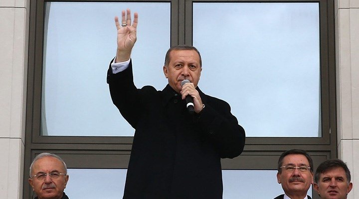 Cumhurbaşkanı Erdoğan, 'Külliye'nin önünden geçen vatandaşları selamladı
bugun.com.tr/gundem/cumhurb…