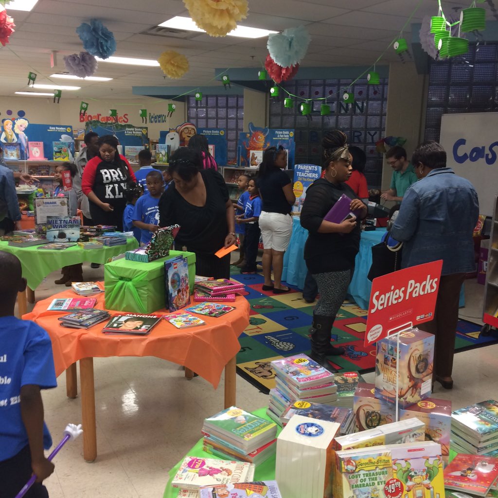 GlennEOS's tweet image. The Book Fair was packed tonight! @GlennEOSLibrary