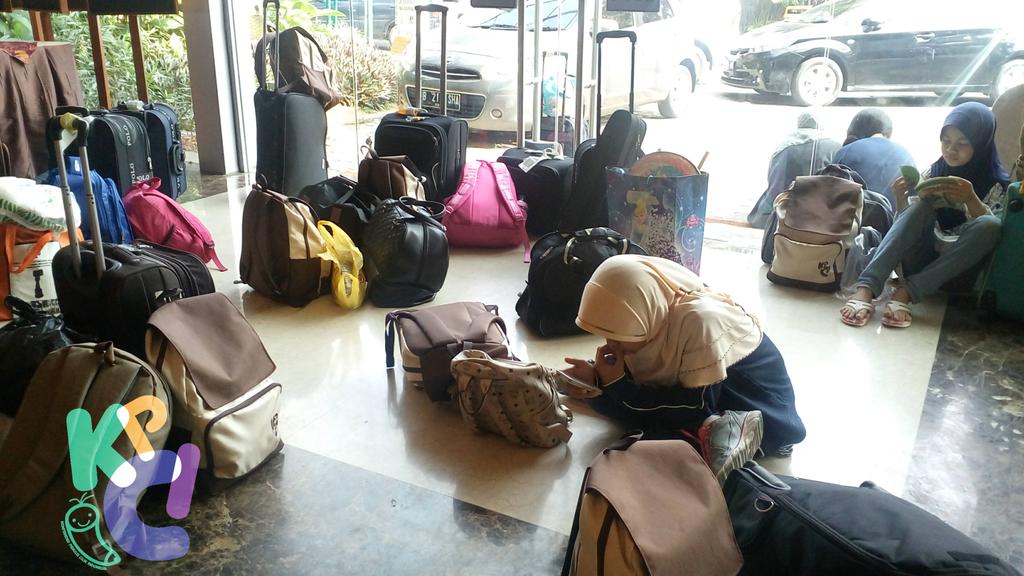 kkpkdarmizan's tweet photo. Sambil tunggu jemputan untuk pulang ke daerah masing-masing para peserta #KPCI2015 baca buku #KKPK dulu ya ;) https://t.co/ne6Ug4I0p8