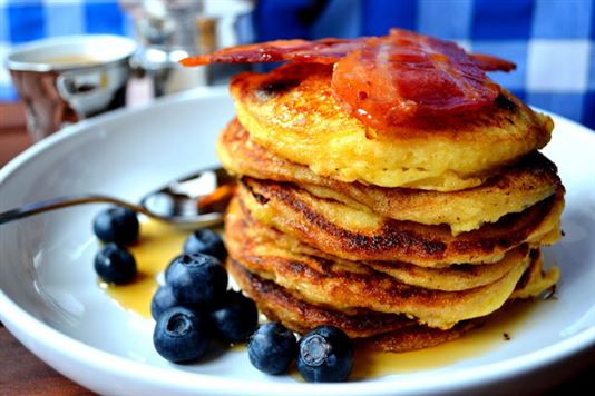 7) Dari Amerika. Menu sarapan paling terkenal adalah pancake dengan sirup dan blueberry ditambah daging babi goreng.