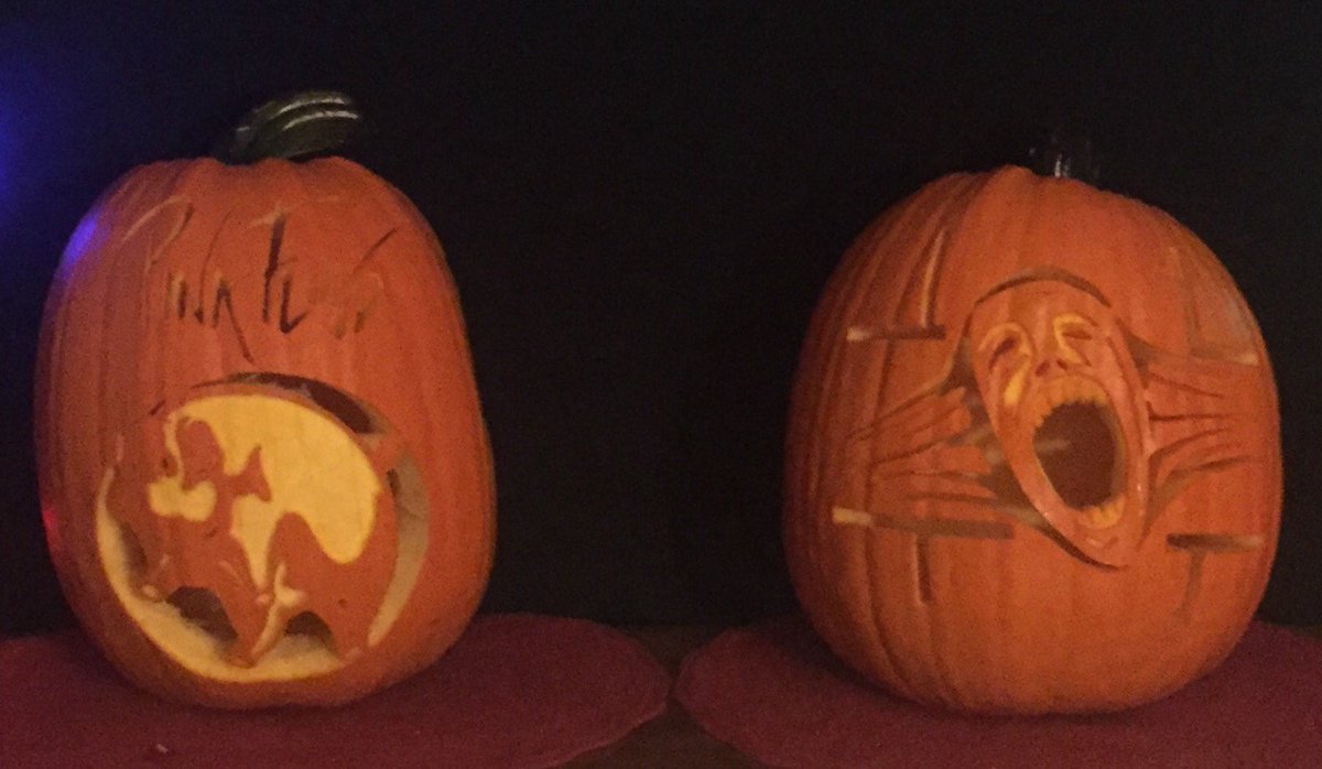 mojorisn420's tweet photo. The #Pumpkins are plump &amp; full of #Puff the pig is big &amp; pink his name is Floyd #HappyHalloween #PinkFloyd #TheWall https://t.co/MFLpJXjFtu