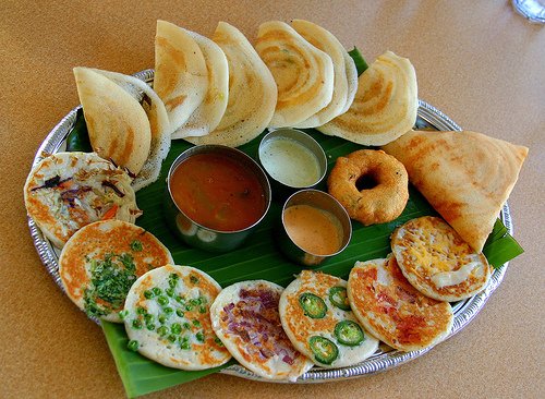 9) Dari India. Santapan sarapan: kentang panggang, tahu dadar India, lentil, sosis sayuran dan roti pisang bakar.
