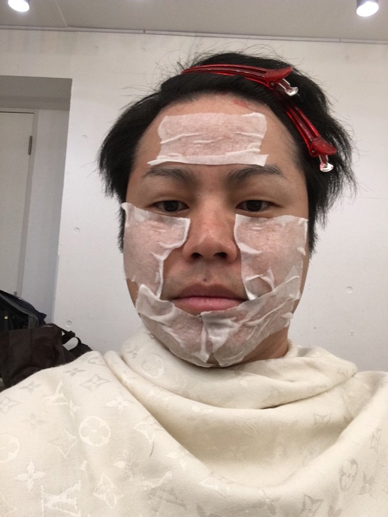 inoueyusuke's tweet photo. 今から、ある撮影！！
今日は美しくしないといけないので、パックをしてフェイスマッサージをしてもらい、丁寧にメイクをしてもらうという女優さんみたいな扱い。
一体何のお仕事なのかは、また後日発表致します。 https://t.co/Pzl3iAmj36
