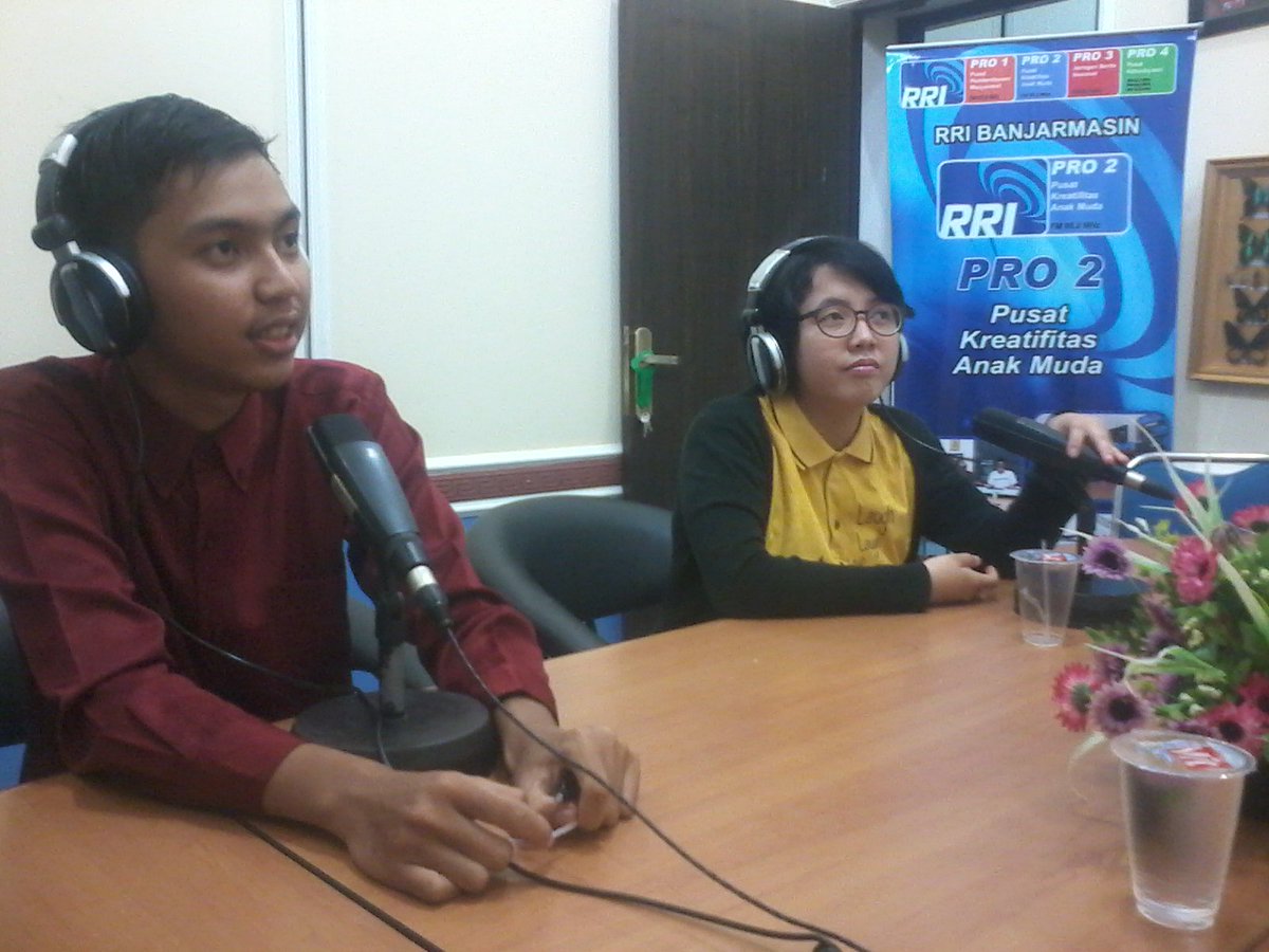 rripro2bjm's tweet photo. Makasih @sigit24 &amp; @Vearriee88 dah mampir di #HalloBjm. Sukses ya, Kak! #RRIPlay #MorningShow952 #JeriMacBeeDiPro2FM https://t.co/uYRGseTP8P