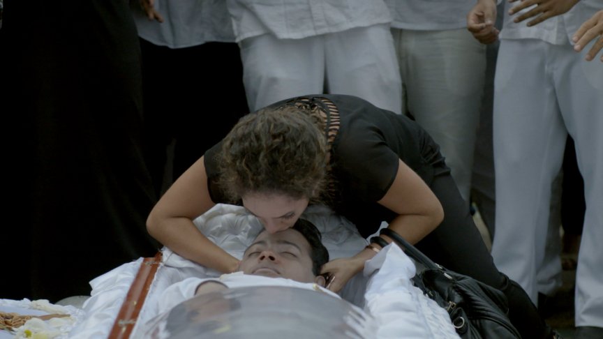 Diomedes se lleva el último beso de Lucía, su primer amor #HastaSiempreDiomedes bit.ly/1p53bS7 <a href="/CanalRCN/">Canal RCN</a>