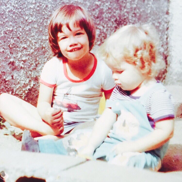 cortezrafa's tweet photo. Olha esse bebe loiro e incrível em 1977. Brad Pitt? Não. Eu! Ao lado do manolo, Leonardo. #semprefuifofo #TBT https://t.co/Tw4OiEvYtj