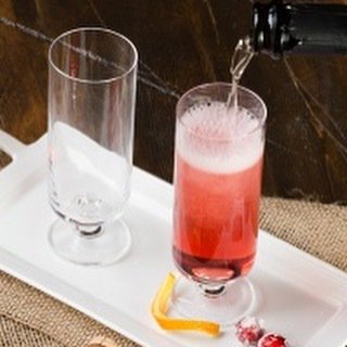 garnishwlemon's tweet image. It's 5:00! Bubbles for everyone. #ontheblog #garnishwithlemon #inthebar #cocktails #cockta… ift.tt/1KIN313