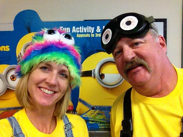 LittleESLib's tweet photo. Best library hubby/Minion - ready for Mathoween and Book Fair @remynsees @aisdlibsrv #libraryminions https://t.co/N3toHocaxF