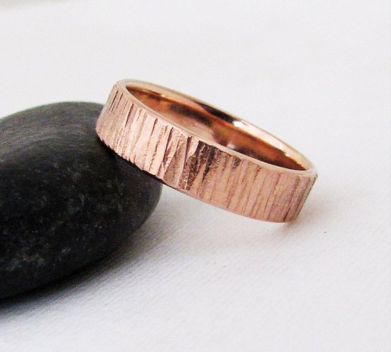 GoldSmackRings's tweet image. Rustic bark rose gold wedding band.  5mm.  buff.ly/1PWtNEu #jewelryonetsy #weddingrings